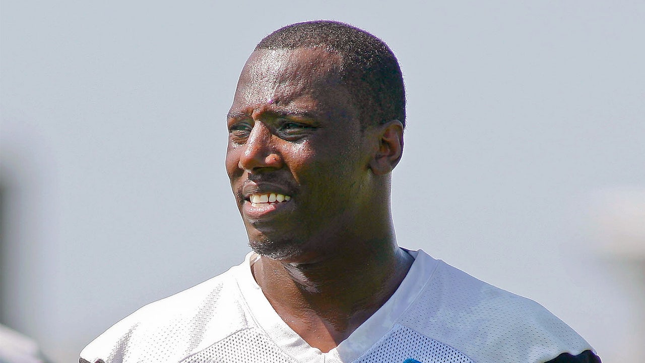 Jaguars' Chris Clemons arrives for training camp, sits out practice